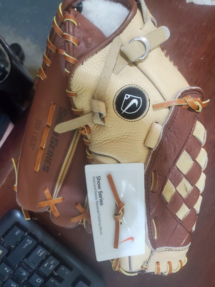 $ 50.00 BASEBALL GLOVE BRAND NEW NIKE SHOW SERIES