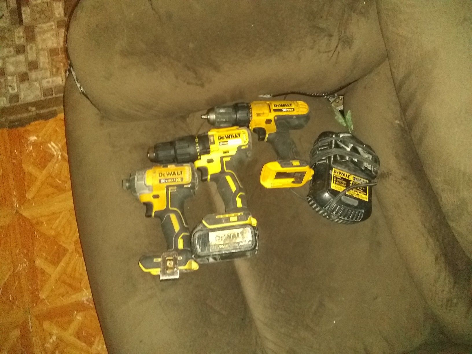 De Walt hammer drill impact and screw gun with charger one battery 5 hours