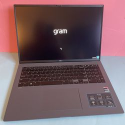 LG Gram 17” (2022) i7 12th Generation 16GB 512GB super light powerful Premium laptop (Evo certified)