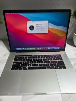 Powerful silver laptop has a 2.6 GHz Quad-Core Intel Core i7 processor. This Apple MacBook Pro is equipped with 16 GB of RAM and a 256 GB flash storag