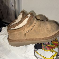 Kids size 11 Uggs