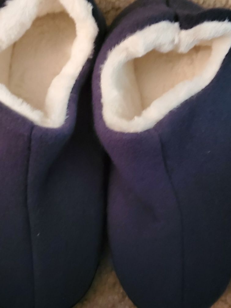 Men's 10.5 Slippers B1