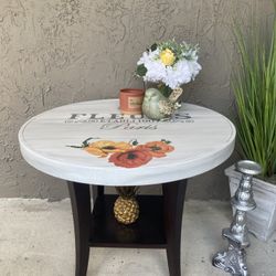 Prett Round Table With Poppy Flowers 