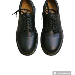 Dr. Martens 
8053 NAPPA LEATHER CASUAL SHOES
