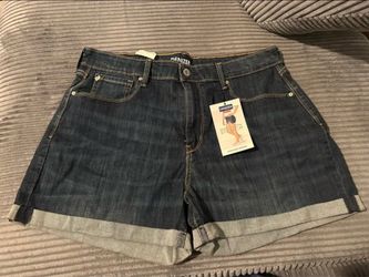 Demi Levi’s shorts