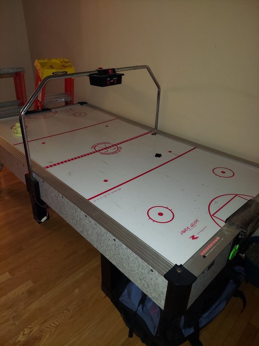 Air hockey table