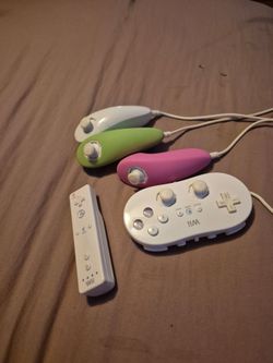 Nintendo Wii Controller Bundle with Nunchucks