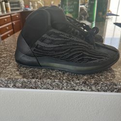 Yeezy QNTM onyx Size 10