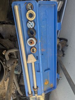 Engine camshaft bearing tool set