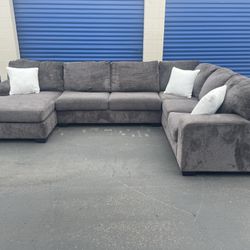 FREE DELIVERY!!! Gray 3 piece sectional couch with chase 