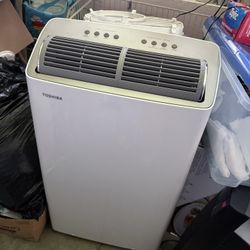 Toshiba Portable A/C Air Conditioner - 12,000 BTU - For 550 Sq/Ft With Remote - Used One Summer 