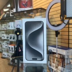 iPhone 15 Pro Max 256Gb Unlocked < White >