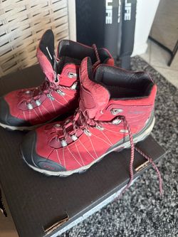 7 1/2 Oboz hiking boots