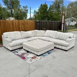 🚚 FREE DELIVERY ! Gorgeous White Microfiber Sectional Couch w/ Ottoman
