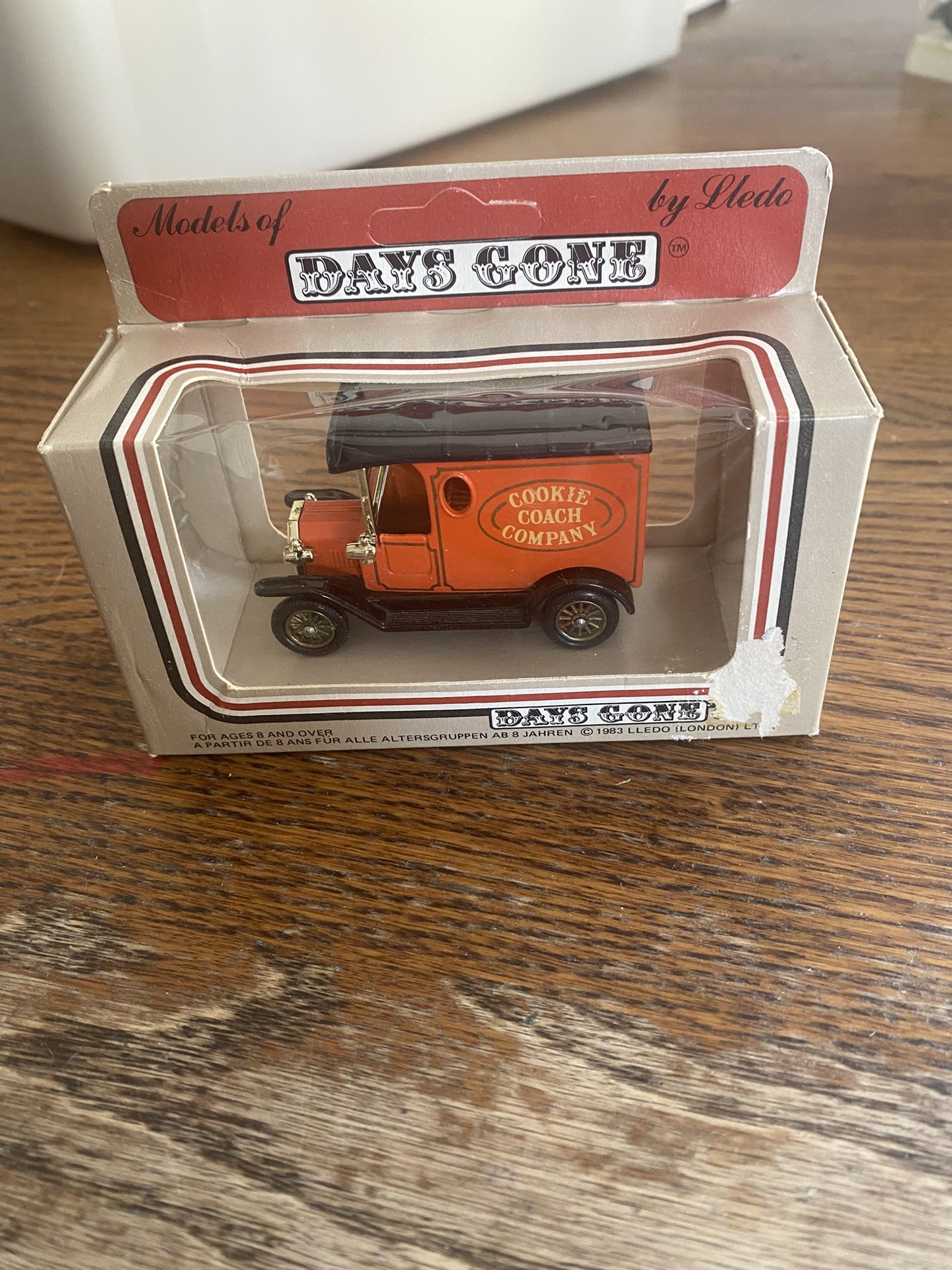 1983 Lledo Days Gone Diecast Ford Model T-Van Cookie Coach Company 3 People Included