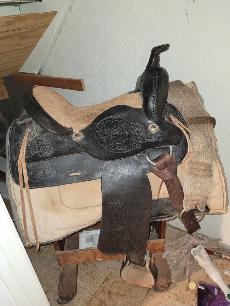 Western Saddle With Pad