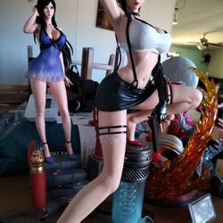 Ada Wong cosplays Tifa Polystone Statue