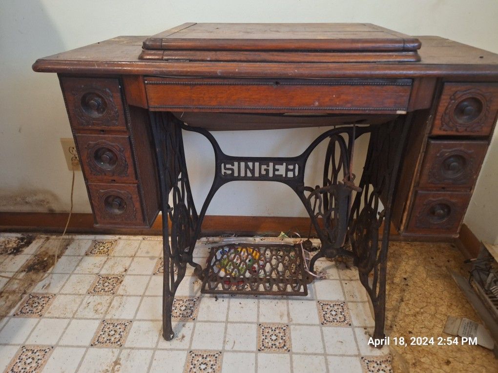 Singer Sewing Machine 