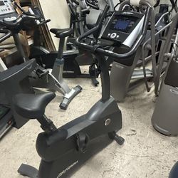 Life Fitness C1 Upright Bike 