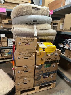 Pet supplies ! Dog food, cat food, Treats, beds