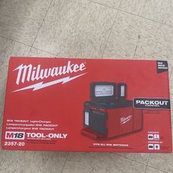 Milwaukee M18 Packout Light/charger
