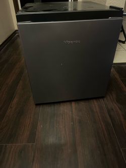 Hisense 1.7 black mini fridge