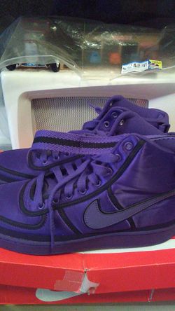 New with box Nike vandel supreme purple and black excellent condition size 11/1/2