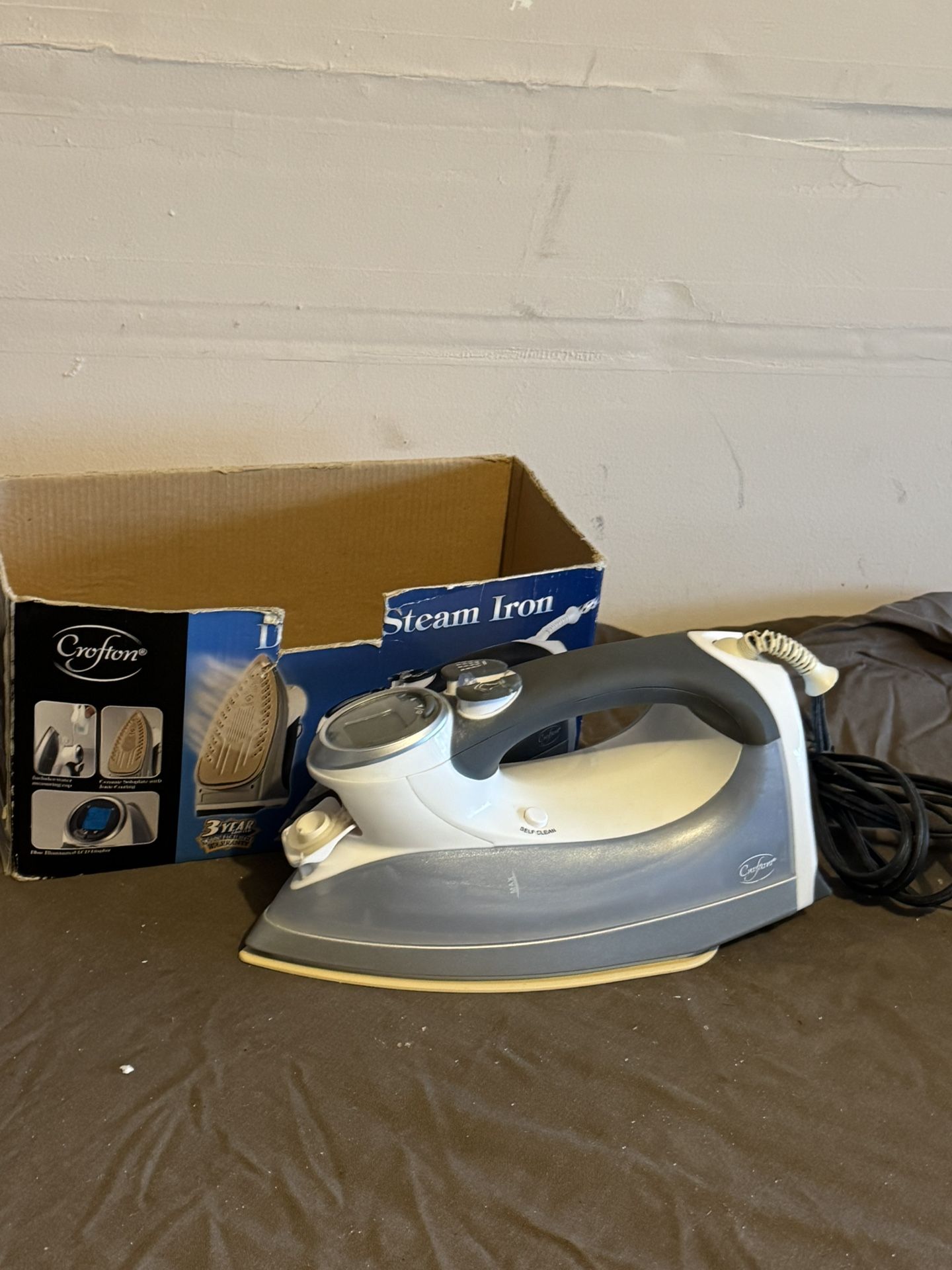 Crofton Steam Iron
