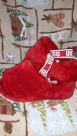 UGG w fluff yeah red size 8