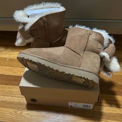 Brand NEW Ugg’s w. Bow 