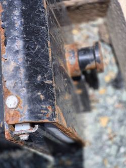King pin and capture plate for short bed truck  pull right  hitch