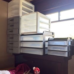 6 Plastic Storage Organizing Bins