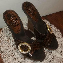 NEW W/I BOX BAKERS BROWN GOLD CRYSTAL BLING BEADED EMBELLISHED PLATFORM WEDGE SANDAL HEELS SIZE 7.5