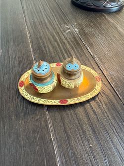 Decorative Salt and Pepper Shaker Set with Tray
