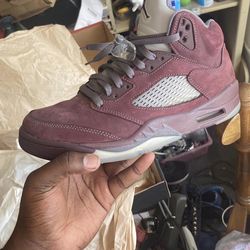 Jordan’s 5s size 9,5