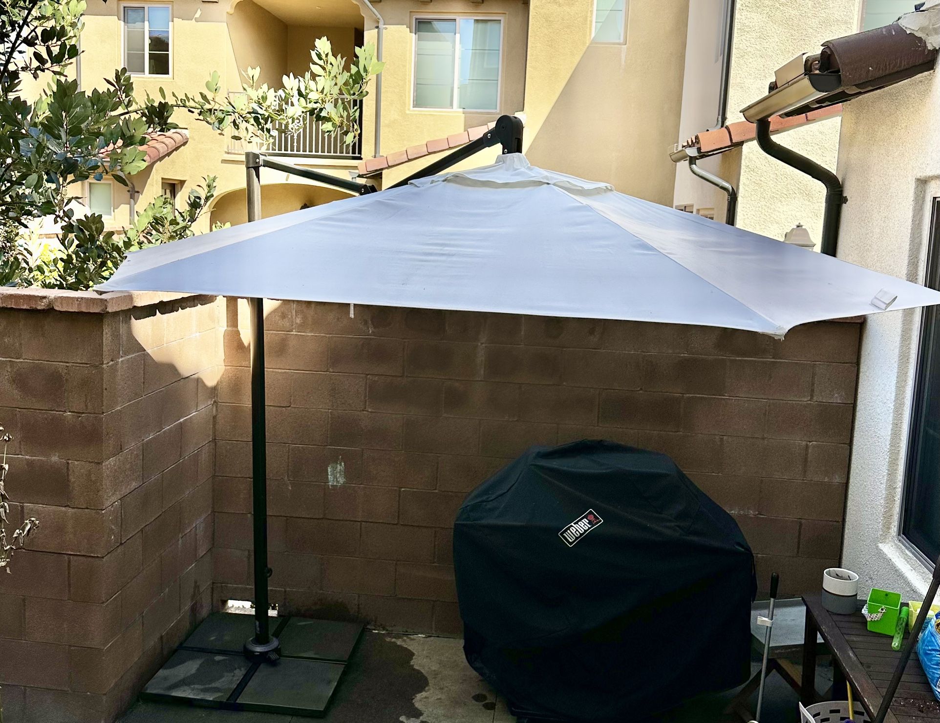 Crate And Barrel Cantilever Patio Umbrella / Sunbrella , 10x10 , White
