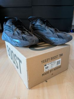 adidas Yeezy Boost 700 v2 Vanta Size 10.5