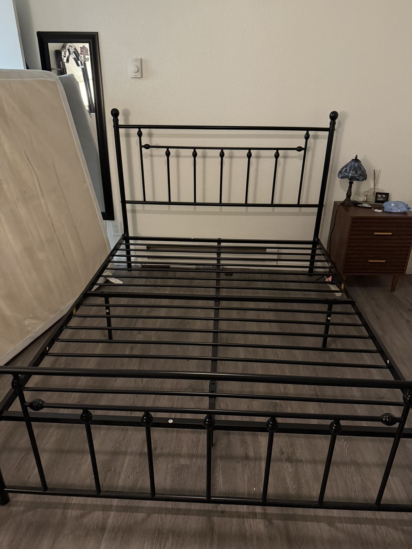 Bed Frame (Size: Queen)