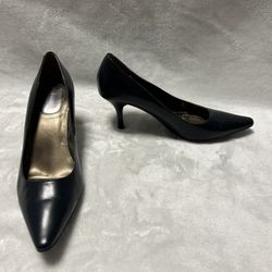 Calvin Klein black close toe pointed toe pumps heels size 7W