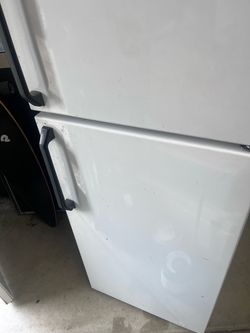 Refrigerator with top Freezer