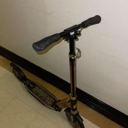 Adult Scooter Adjustable Heights: The handlebar adjusts up to 104 cm, suitable for children, teenagers, and adults. Wide Footboard: Features a wide fo