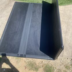 Hard tonneau cover for Toyota Tacoma