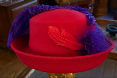 Vintage women’s Red Wool Hat Purple Band Feathers