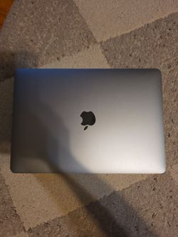MacBook 13in, 2018 four Thunderbolt 3 ports MacOS Sequoia
