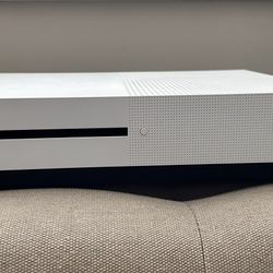 Xbox One S - GREAT CONDITION