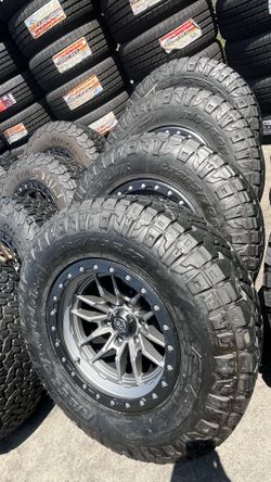 Set de rines nuevos y llantas 285/70/17 Nitto usadas en buenas condiciones de las 4  con 80% de ￼vida