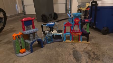 3 toy houses