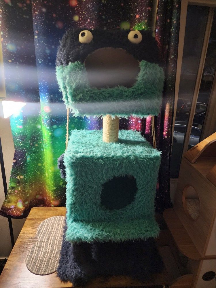 FREE!!! Googly Eyed Cartoon Themed Cat Tree/Playground
