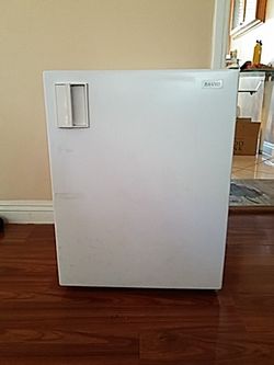 Sanyo Mini Fridge with Freezer