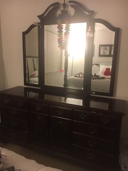 Bed room set / 6 piece Desser, Mirror, Armoire Complete Bed And Night Table.